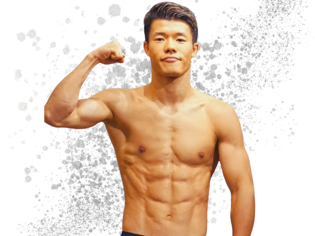 筋肉質な上半身を披露し、右腕を曲げてポーズを取る亀田和毅選手。白い背景にシンプルに立ち姿が映えている。