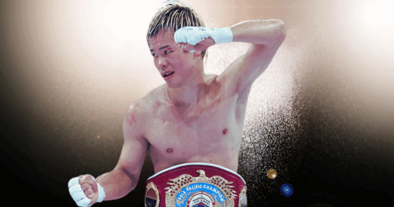 那須川天心選手がWBOアジアパシフィック・バンタム級のチャンピオンベルトを腰に巻き、白いテーピングを巻いた手で顔の汗を拭う姿。金髪の髪に汗が光り、上半身裸で試合の疲れと興奮が伝わる表情をしている。背景には照明によるきらめきが散りばめられている。