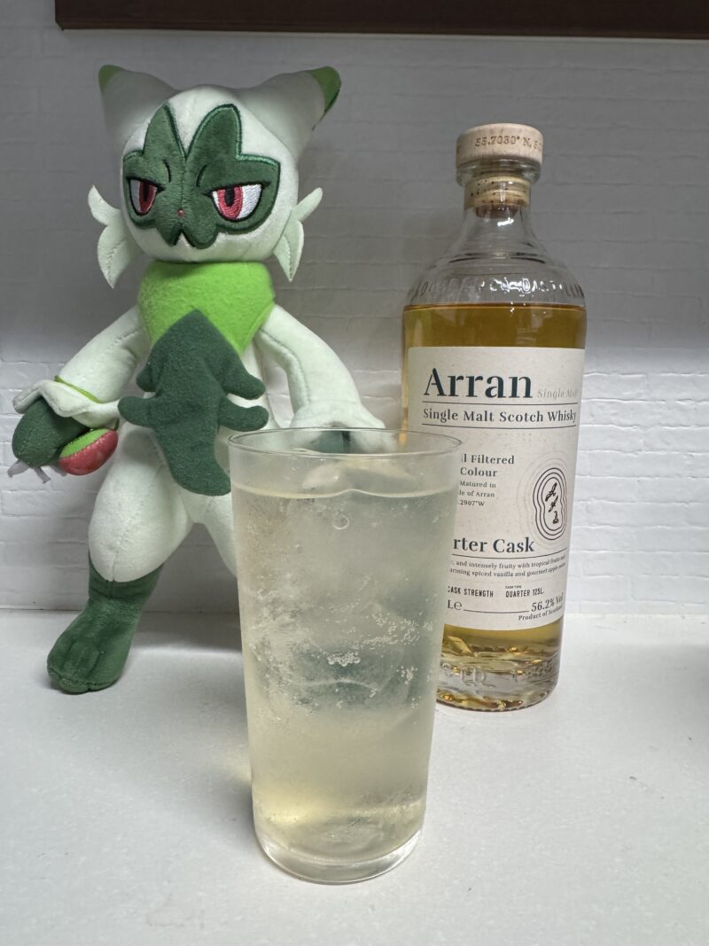 アラン クォーターカスクのボトルとハイボールグラス、そばにポケモンのニャローテのぬいぐるみが置かれている。